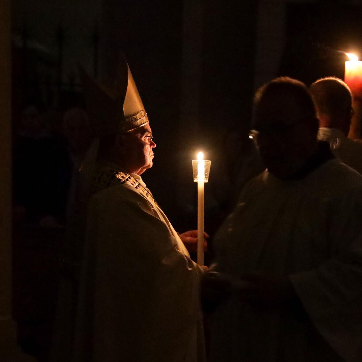 einzug-in-den-dunklen-dom4830625