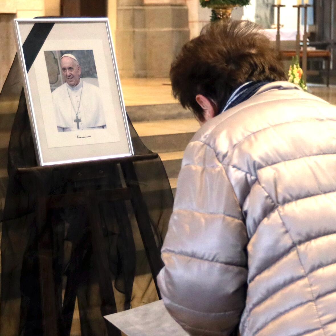 kondolenzbuch-im-dom4830814