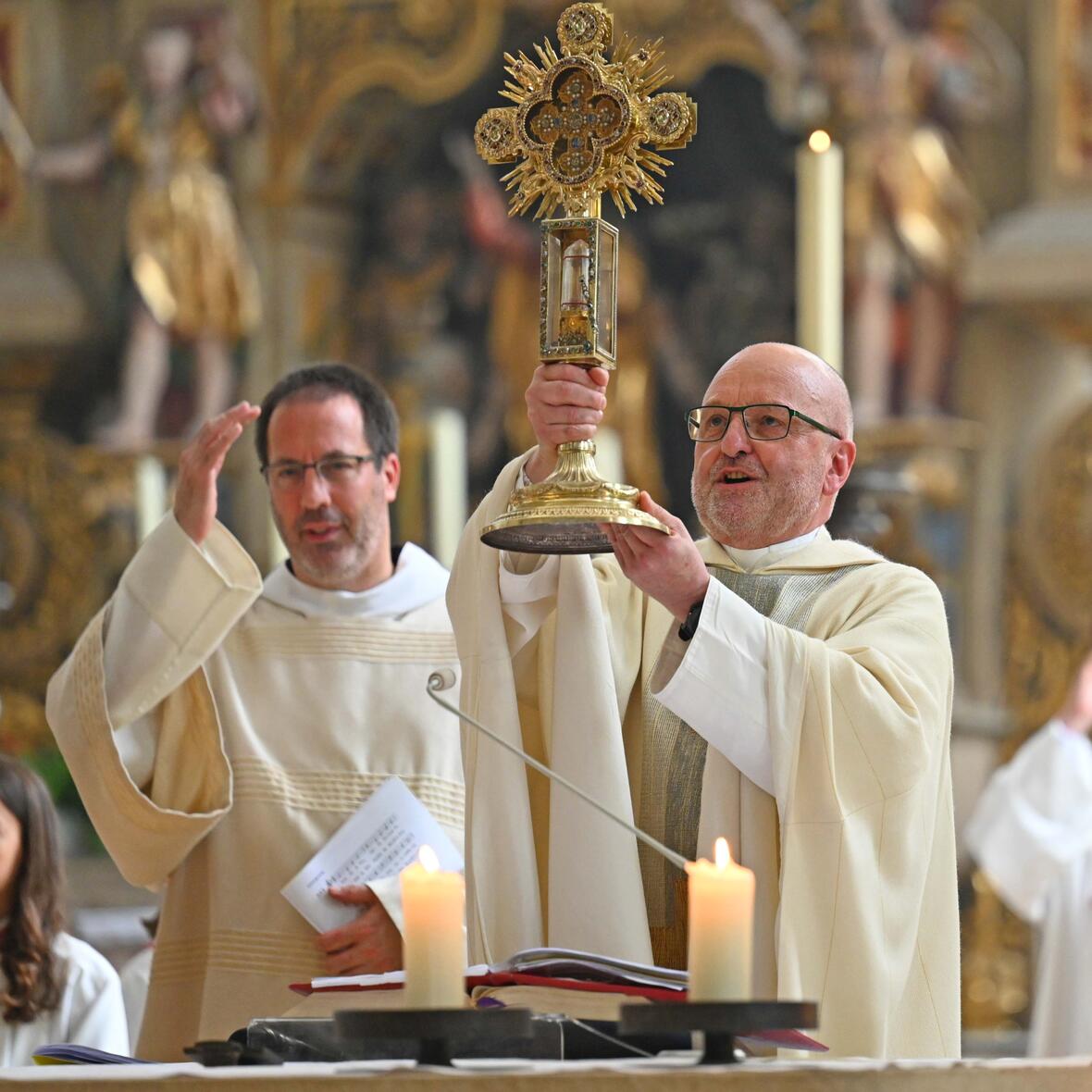 den-schlusssegen-spendete-p-stefan-mit-dem-ulrichskreuz4864285