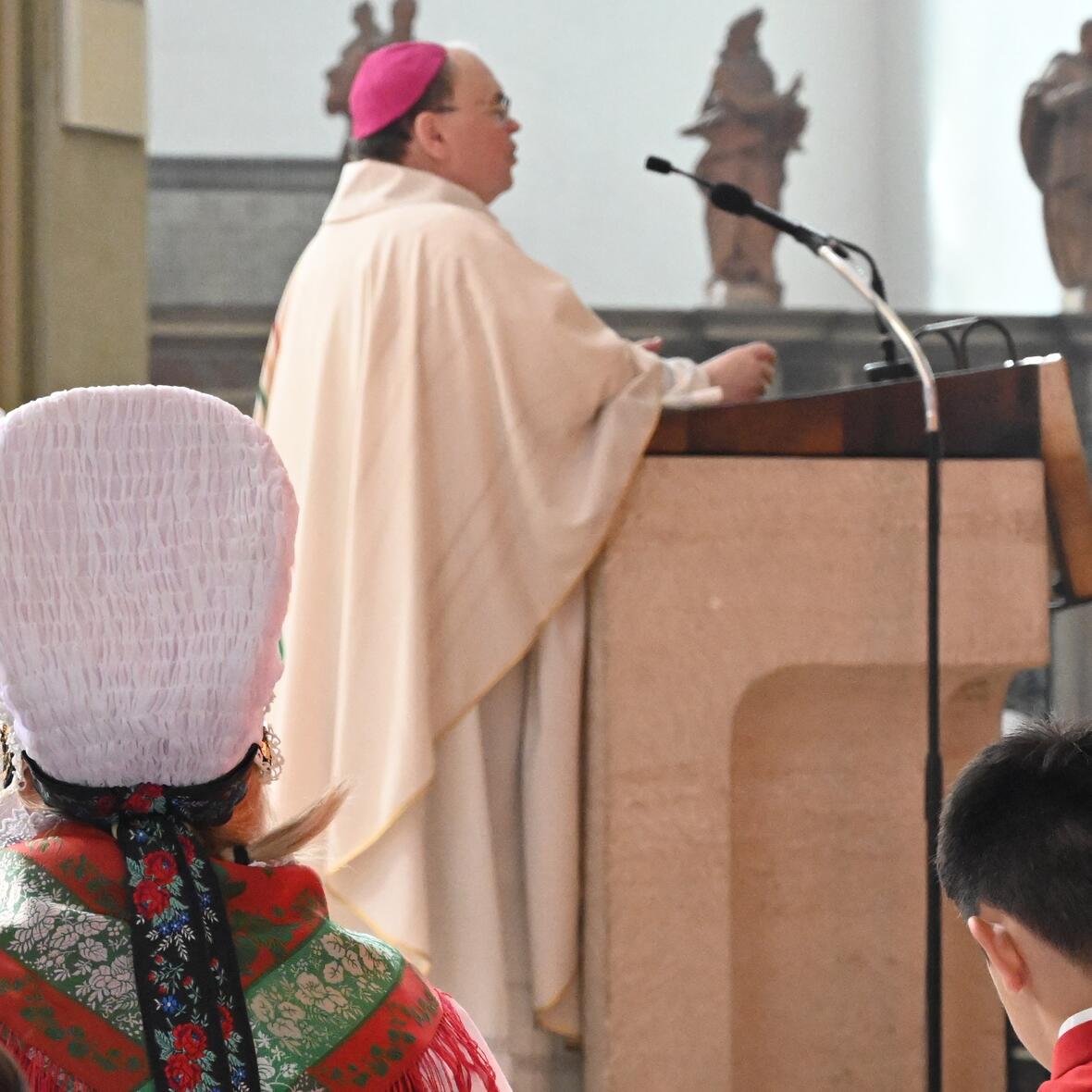 trachten-bestimmten-das-bild-in-sankt-ulrich-und-afra4864351
