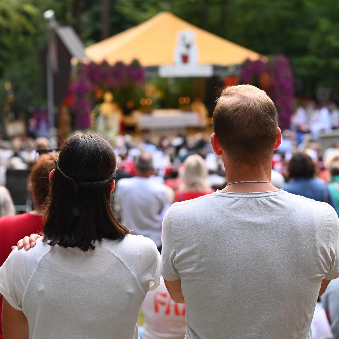 paerchen-in-maria-vesperbild4879747