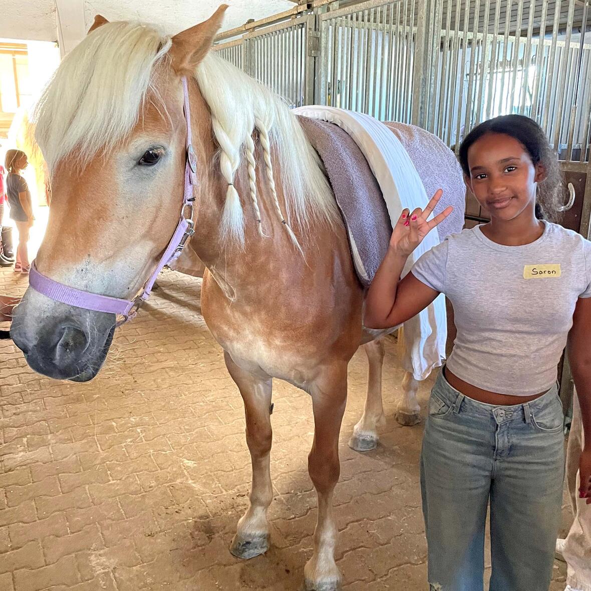 kind-mit-haflinger-foto-isabella-wlossek_caritas-augsburg4884228