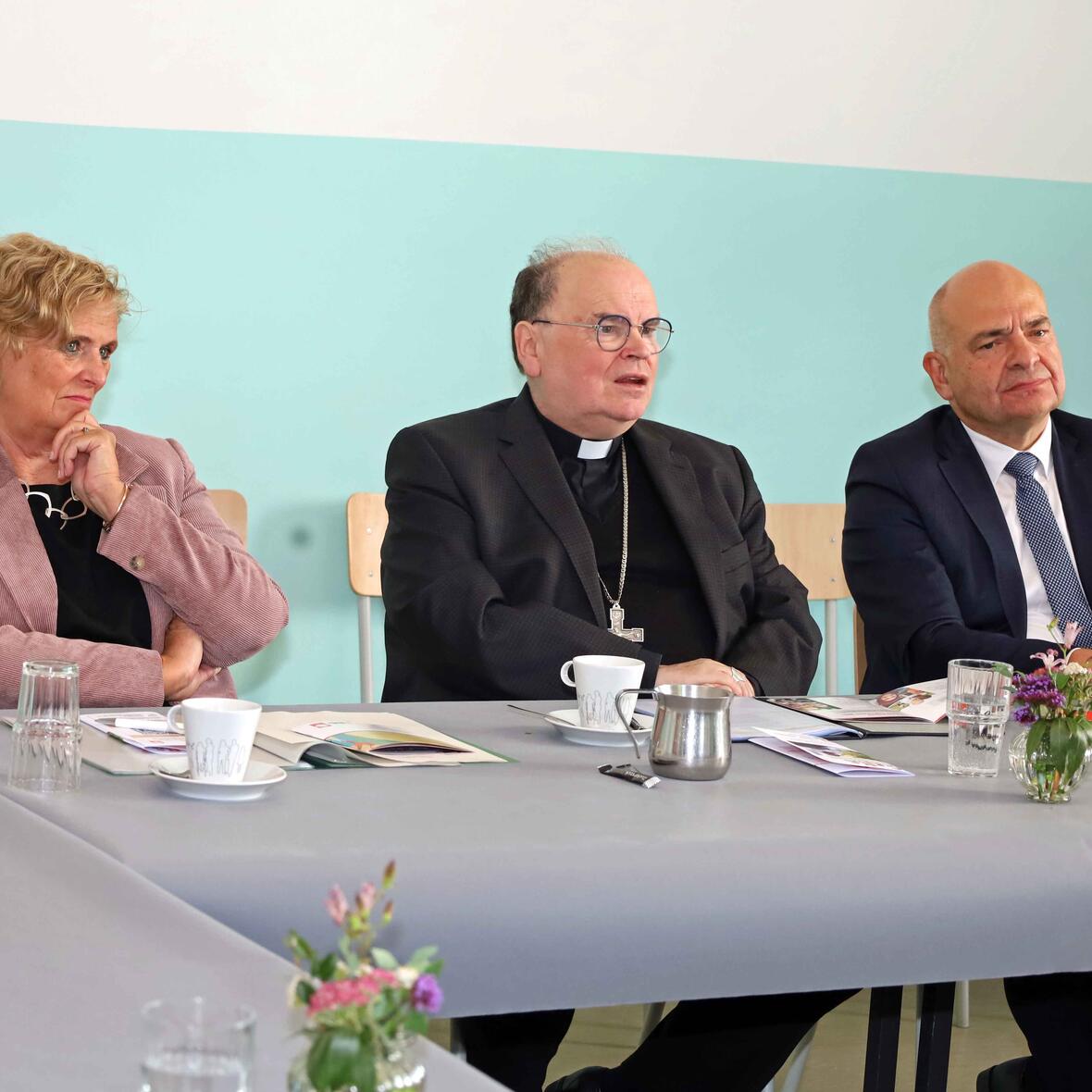 katholische-fluechtlingswoche_bischof-bertram-besucht-die-gemeinschaftsunterkunft-in-der-augsburger-ottostrasse-foto-caritas-augsburg-bernhard-gattner4897517