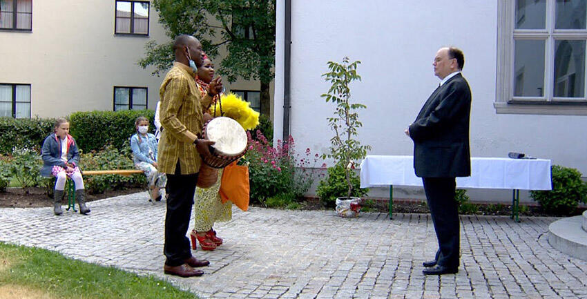 Gabenprozession - Geschenke für Bischof und Bistum