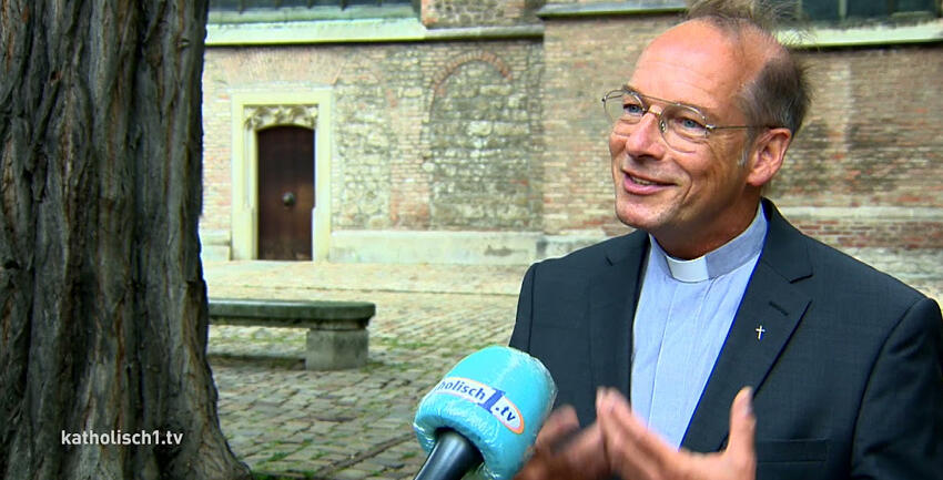 Boxbild Interview Pfarrer Hartl
