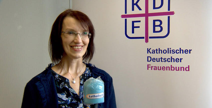 Über Equal pay und eine pink couch - das KDFB Bildungsprogramm 2022