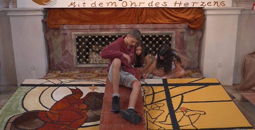 katholisch1.tv_Erntedank Körnerteppich Gundelfingen