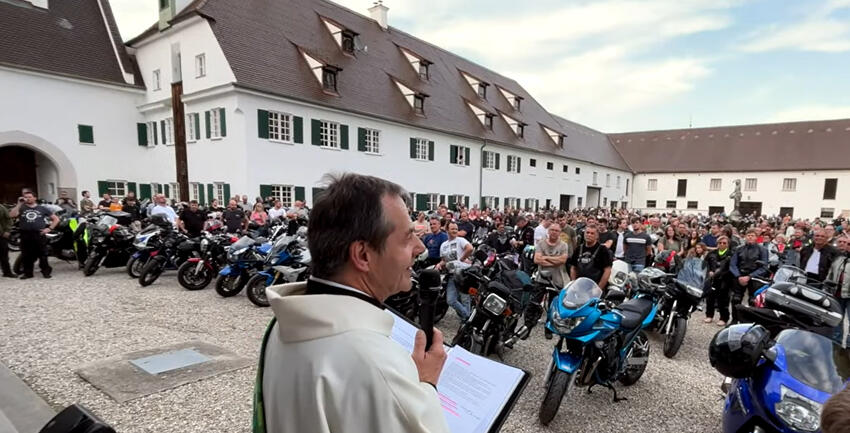 katholisch1.tv_Motorradsegnung Schloss Scherneck