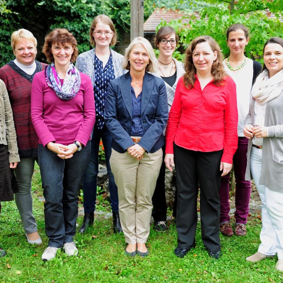 Auf dem Bild von links nach rechts: Sabine Reisacher, Heidemarie Polzer, Agnes Harsch (alle Pfarrhelferinnen) Julia Winter, Anne Kohler-Hoffmann, Nadine Steiner, Birgit Piller, Bianca Mayer (alle Pastoralassistentinnen), Batistina Pavic´, René Stiefenhofer; auf dem Bild fehlen: Michael Leupolz und Birgitta Schlachter-Schelldorf (alle Gemeindeassistenten) (Foto: pba/Nicolas Schnall)