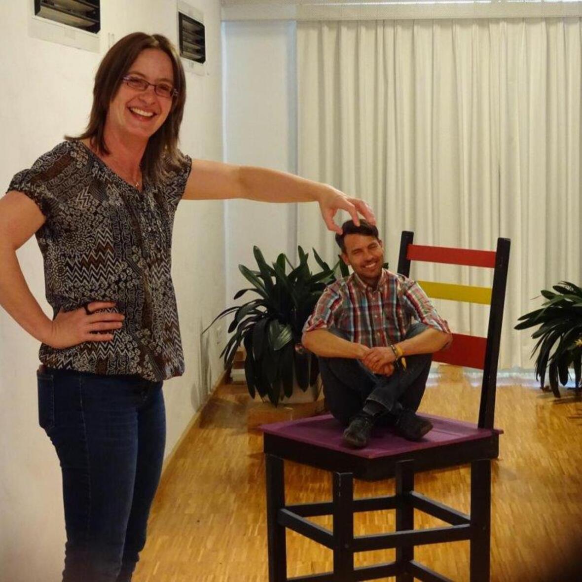 Optische Täuschungen auf dem Gemeindereferententag in Dillingen: Das Bild zeigt die beiden Gemeindereferenten Stefan Schneid und Christine Stutzky. (Foto: privat)