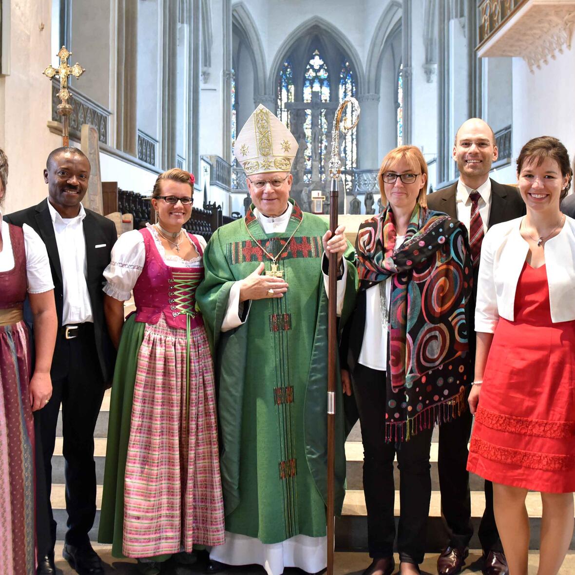Bischof Konrad gemeinsam mit den fünf beauftragten Frauen und vier Männern: (v.l.) Karin Braun, Michaela Hilbring, Vincent Semenou, Maria Gobleder, Bischof Konrad Zdarsa, Karin Gröger, Michael Leupolz, Anna Weber, Harald Weber, Benedikt Thuy. (Foto: Nicolas Schnall/Pressestelle Bistum Augsburg; Porträts: Annette Zoepf)