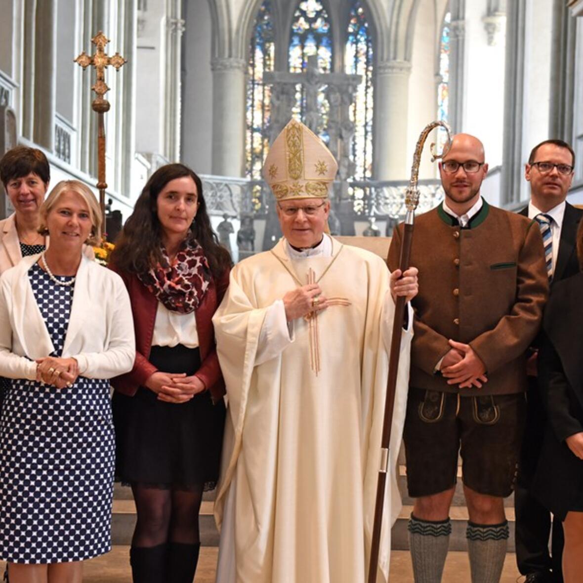 Peter Frasch, Batistina Pavić, Sabine Reisacher, Anne Kohler-Hoffmann, Birgitta Schlachter-Schelldorf, Bischof Dr. Konrad Zdarsa, Florian Schmutz, René Stiefenhofer, Christina Blosch, Agnes Harsch, Katharina Weiß (v.links). Foto: Maria Steber / pba