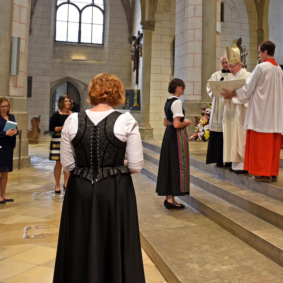 zeichen-zum-leben-hin-bischof-konrad-beauftragt-sechs-mitarbeiter-fuer-den-pastoralen-dienst3046222