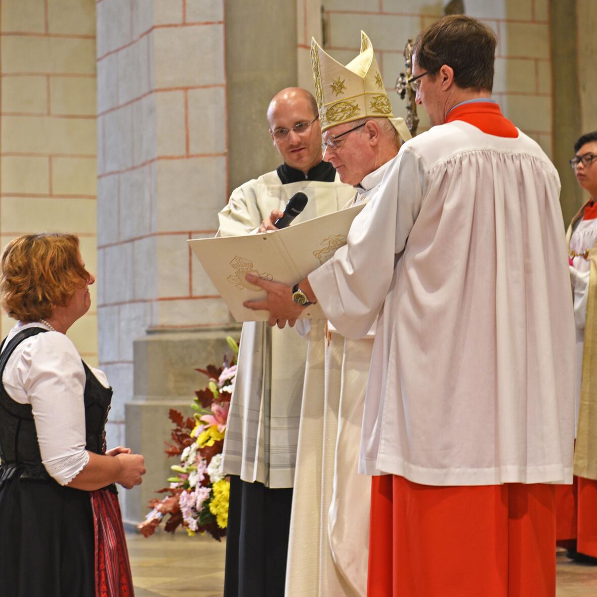 zeichen-zum-leben-hin-bischof-konrad-beauftragt-sechs-mitarbeiter-fuer-den-pastoralen-dienst3046225