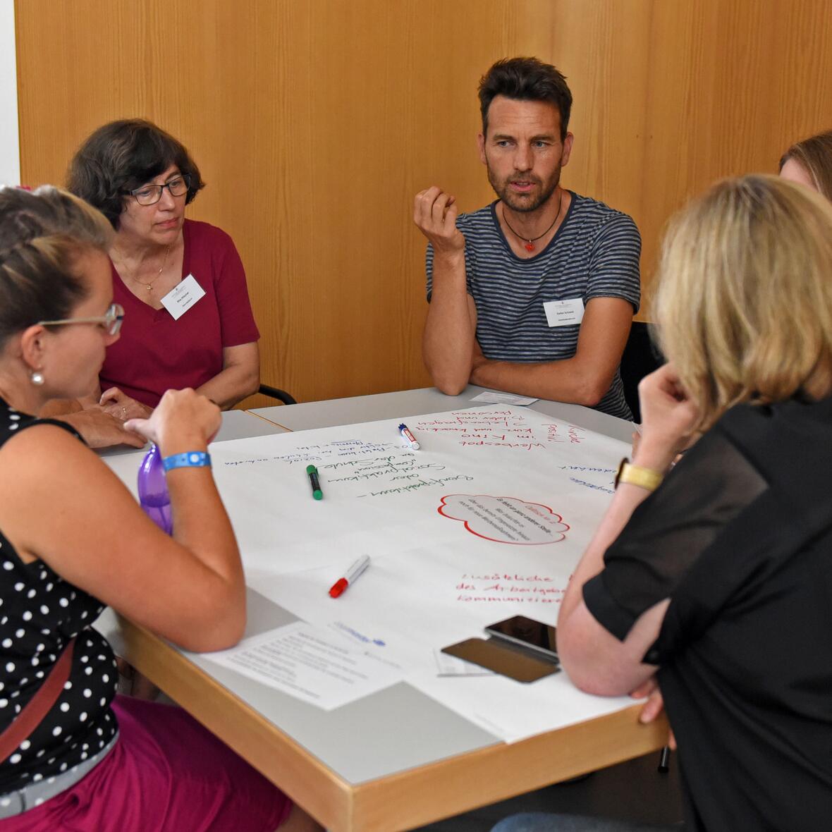 In Kleingruppen erarbeiteten die Teilnehmer des Werkstattnachmittags Werbestrategien für pastorale Berufe. (Fotos: Simone Zwikirsch/pba)