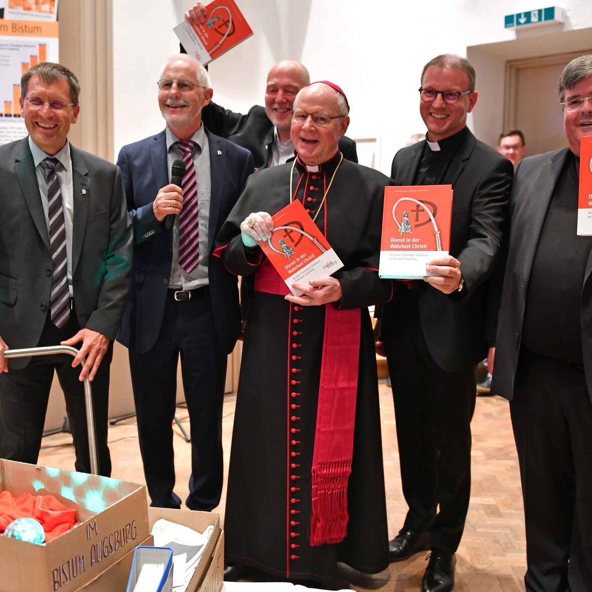 Die Präsentation der Jubiläums-Festschrift „Dienst in der Wahrheit Christi“ war das i-Tüpfelchen auf einer stimmungsvollen Feier. Bischof Konrad, Generalvikar Heinrich und Domvikar Miesen freuten sich über reichlich Lektüre. (Fotos: Nicolas Schnall / pba)