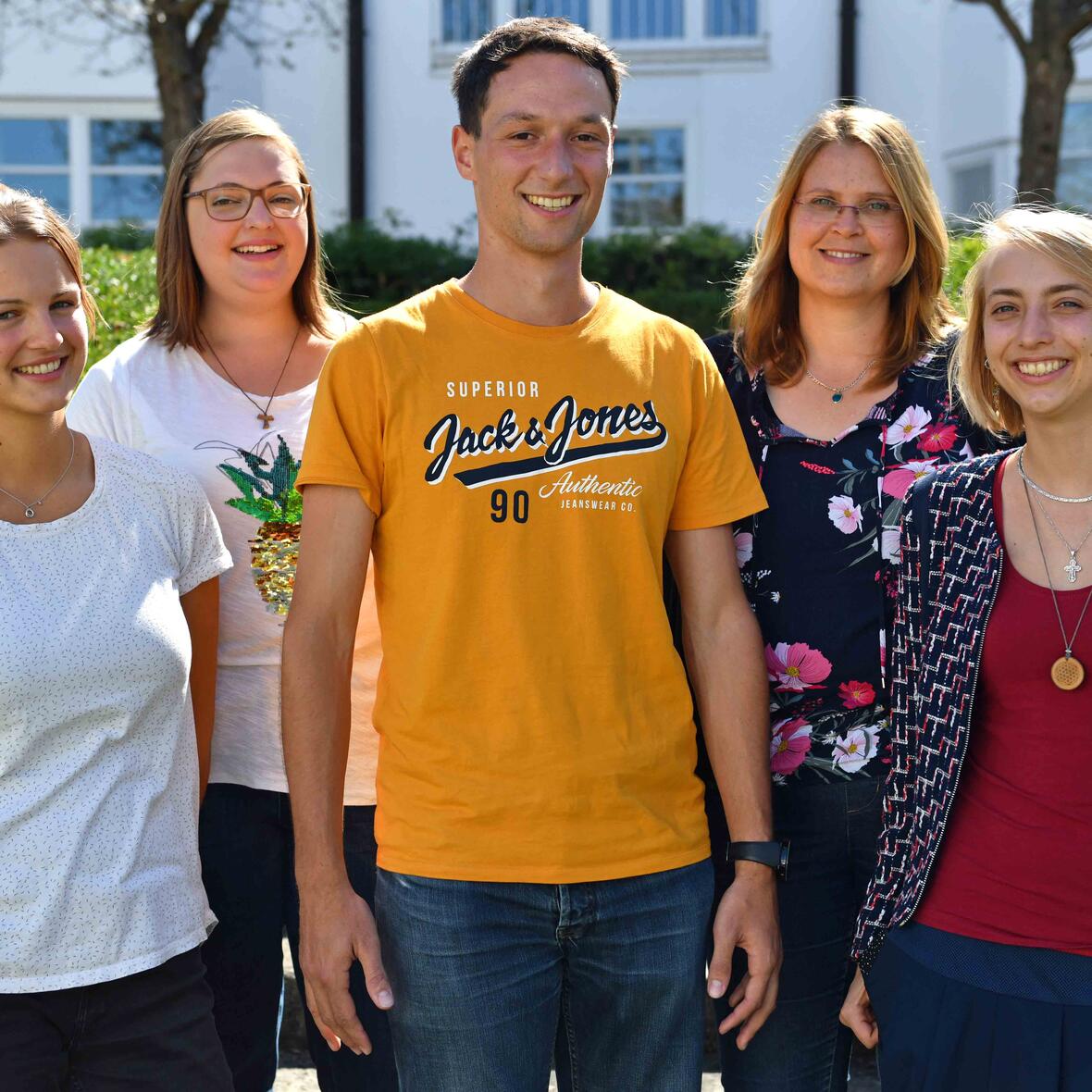 Sie möchten Gemeindereferent/-innen werden: (v.l.) Anna Kibili, Katharina Scholz, Tobias Aurbacher, Jeannette Johan, Nathalie Fischer; auf dem Bild fehlt Liana Handlgruber. (Foto: Nicolas Schnall / pba)