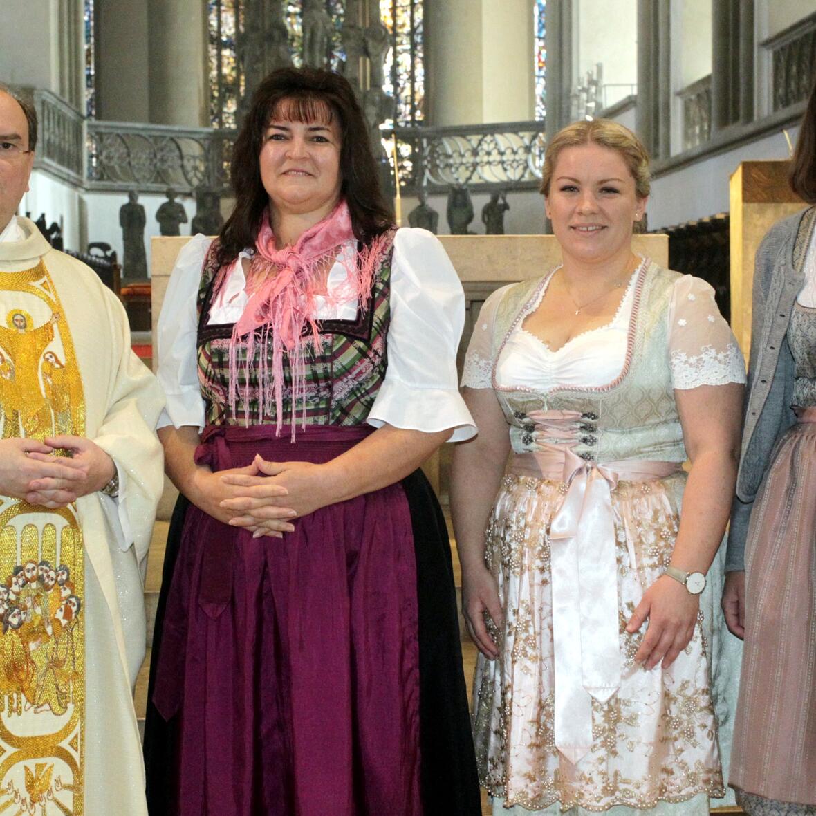 Glückliche Gesichter nach der Aussendungsfeier (v.l.n.r.): Diözesanadministrator Dr. Bertram Meier, Christa Döllner, Verena Wörle und Marie Zengerle (Fotos: Annette Zoepf / pba)