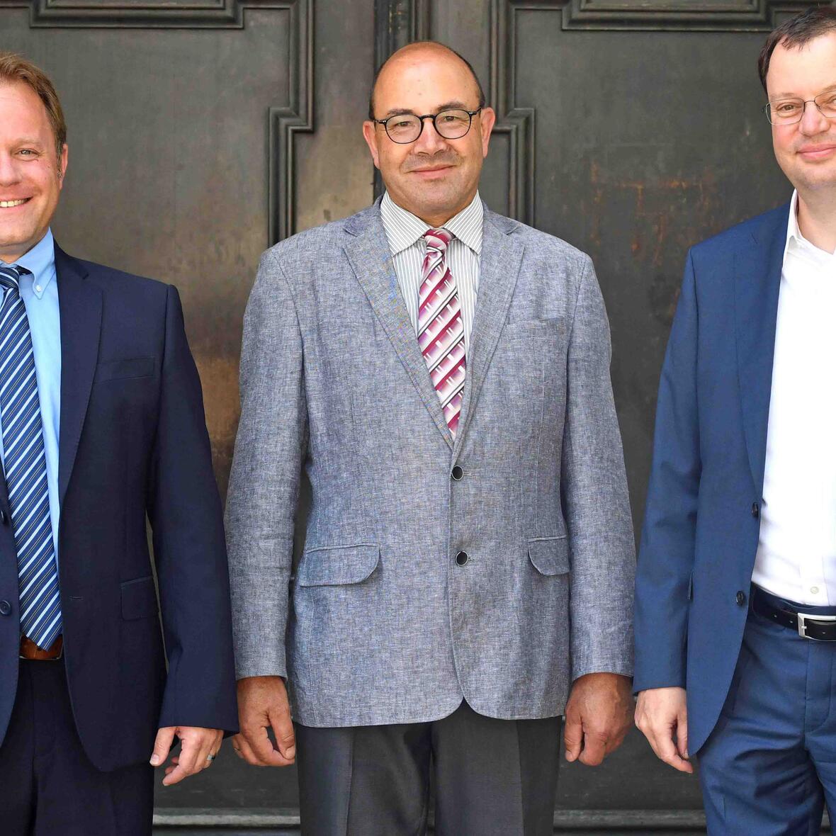Die drei Weihekandidaten vor dem Hauptportal der Ulrichsbasilika (v.l.): Franz Eduard Schmidt, Franz Pemsl und Martin Lehmann. (Foto: Nicolas Schnall / pba)