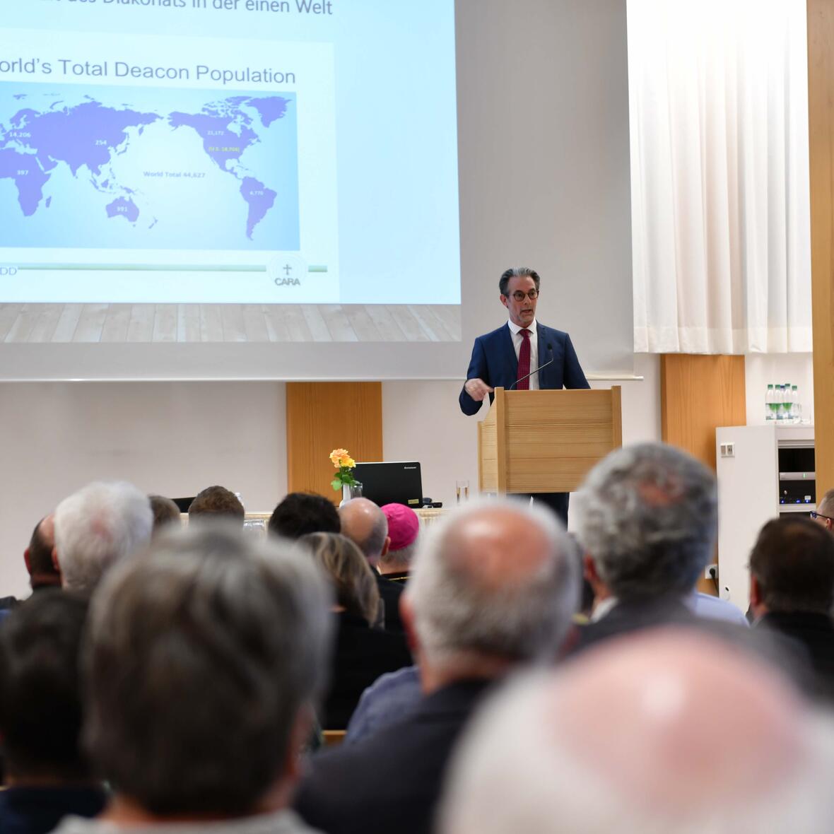 Über die Vielfalts des Diakonats weltweit sprach Dr. Stefan Sander, Geschäftsführer des Internationalen Diakonatszentrums (Foto: Maria Steber / pba). 