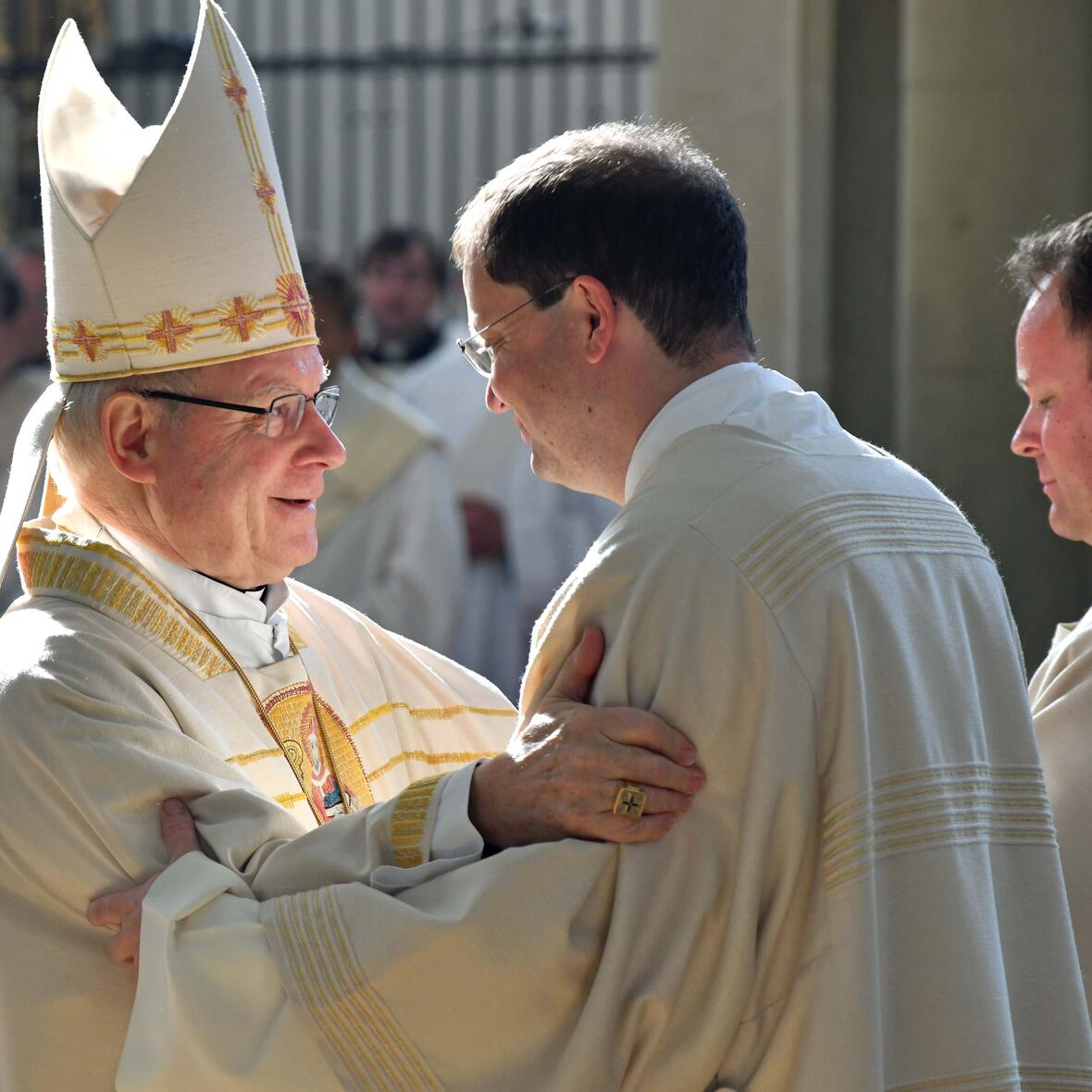 In 50 Jahren wurden im Bistum 222 Männer zu Ständigen Diakonen geweiht. Das Bild zeigt den Friedensgruß während der Weiheliturgie im vergangenen Oktober. (Foto: Nicolas Schnall / pba)