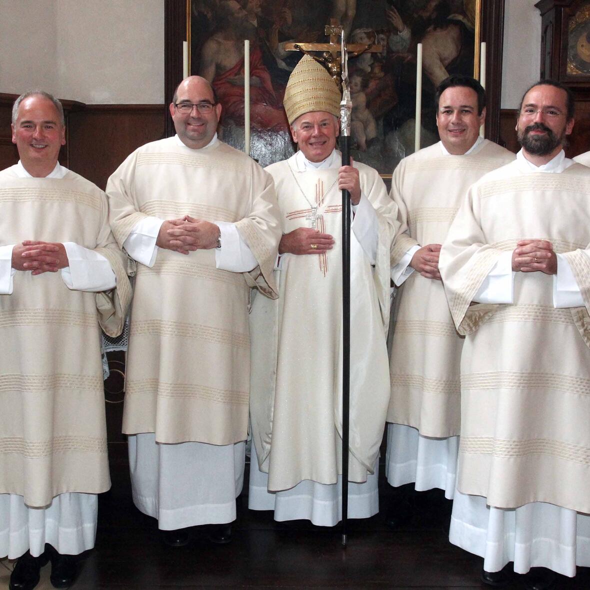 Weihbischof Dr. Dr. Anton Losinger mit den neugeweihten Diakonen Frank Schnarrenberger, Michael Gastl, Bernd Skuras, Martin Linder, Dr. Marc André Selig und Bernhard Beigel (von links, Fotos: Annette Zoepf/pba). 