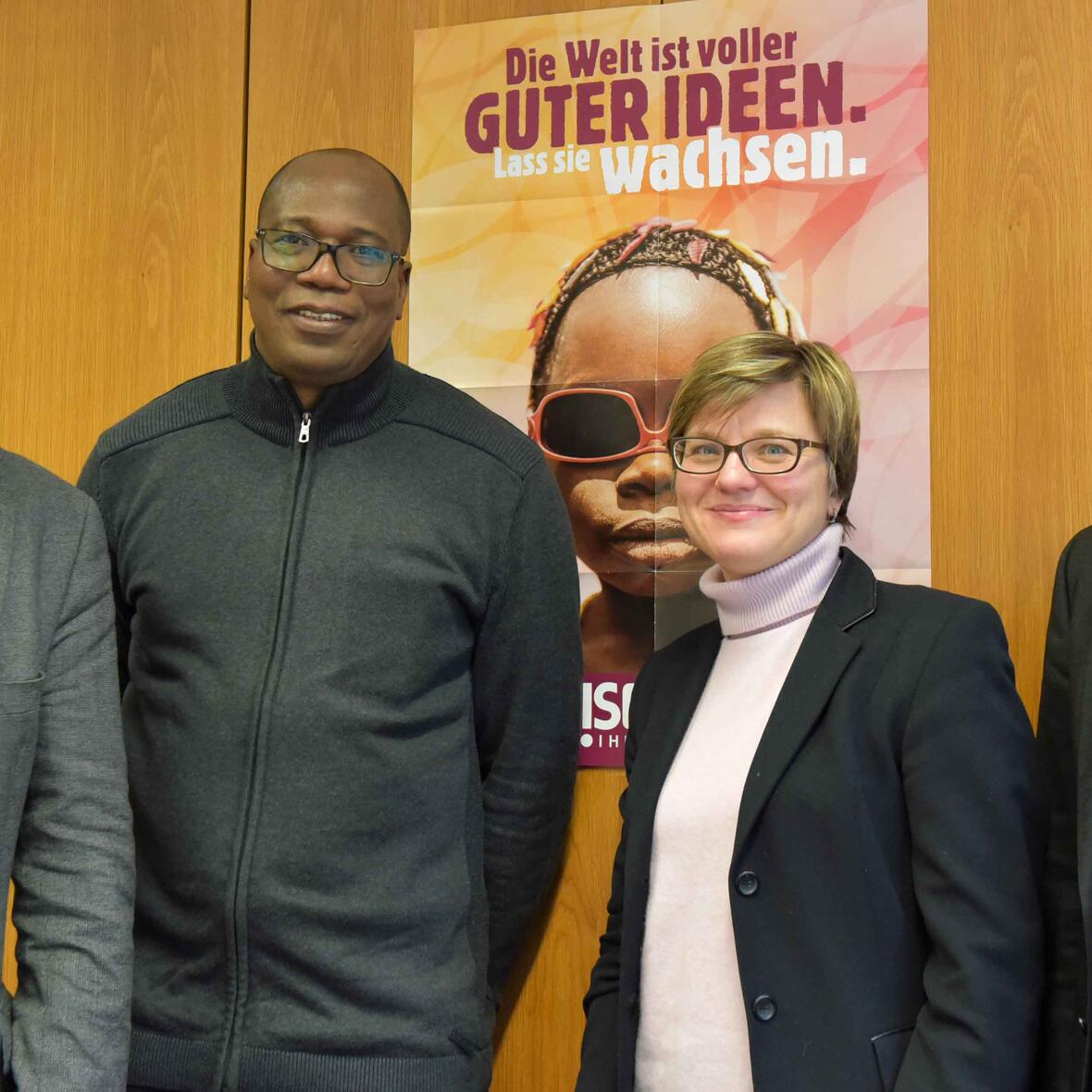 Pfarrer Dr. Ulrich Lindl, Leiter der Hauptabteilung III – Kirchliches Leben im Bistum Augsburg, Abbé Isidore Ouédraogo, Generalsekretär von OCADES/Caritas in Burkino Faso, die Übersetzerin von Misereor, Anton Stegmair, Referent für Weltkirche im Bistum Augsburg (v.links). Foto: Maria Steber / pba.  