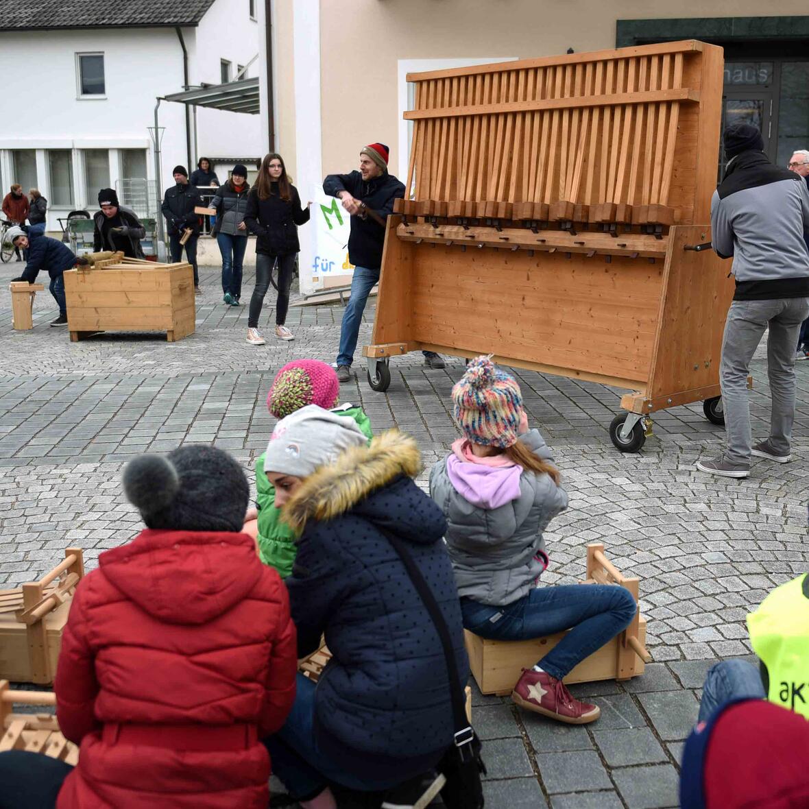 Lautstark eröffneten die Ministranten der PG Nordendorf die diözesane Rätschaktion. (Foto: Simone Zwikirsch / pba)