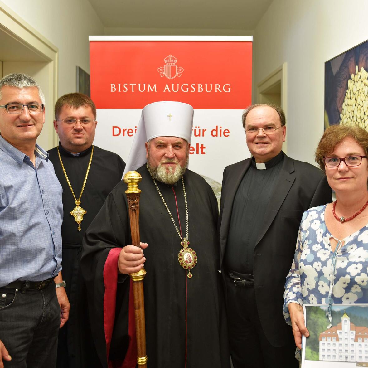 Hoher Besuch aus der Ukraine: Erzbischof Vasyl Semeniuk und Diözesanfinanzdirektor Mitrat Voldymyr Firman aus der Erzdiözese Ternopil-Zboriv bedankten sich bei Vertretern der Abteilung Weltkirche (v.l. Anton Stegmair, Leiter der Abteilung Weltkirche; Prälat Dr. Bertram Meier, Bischöflicher Beauftragter für weltkirchliche Aufgaben im Bistum Augsburg; Andrea Decke, Stiftungsvorstand Bischöflicher Hilfsfonds „Eine Welt“) für die Projektförderung von 500.000 Euro. (Foto: Simone Zwikirsch / pba)