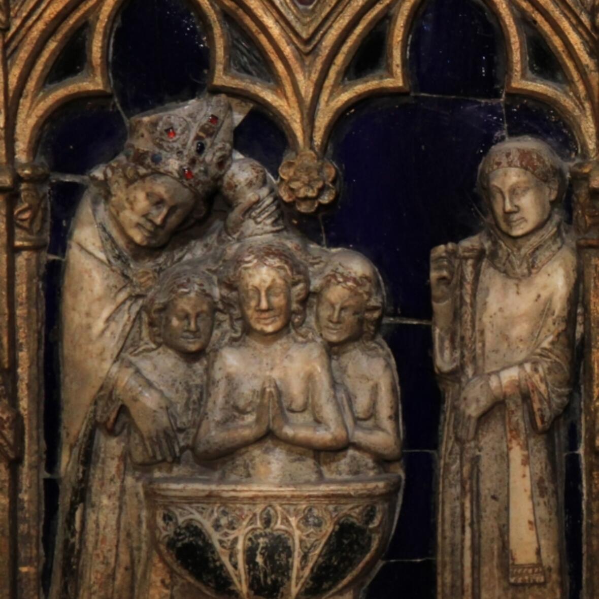 Bischof Narcissus tauft Afra. Abb. auf dem Steinsarkophag des hl. Narcissus © Andreas Düren