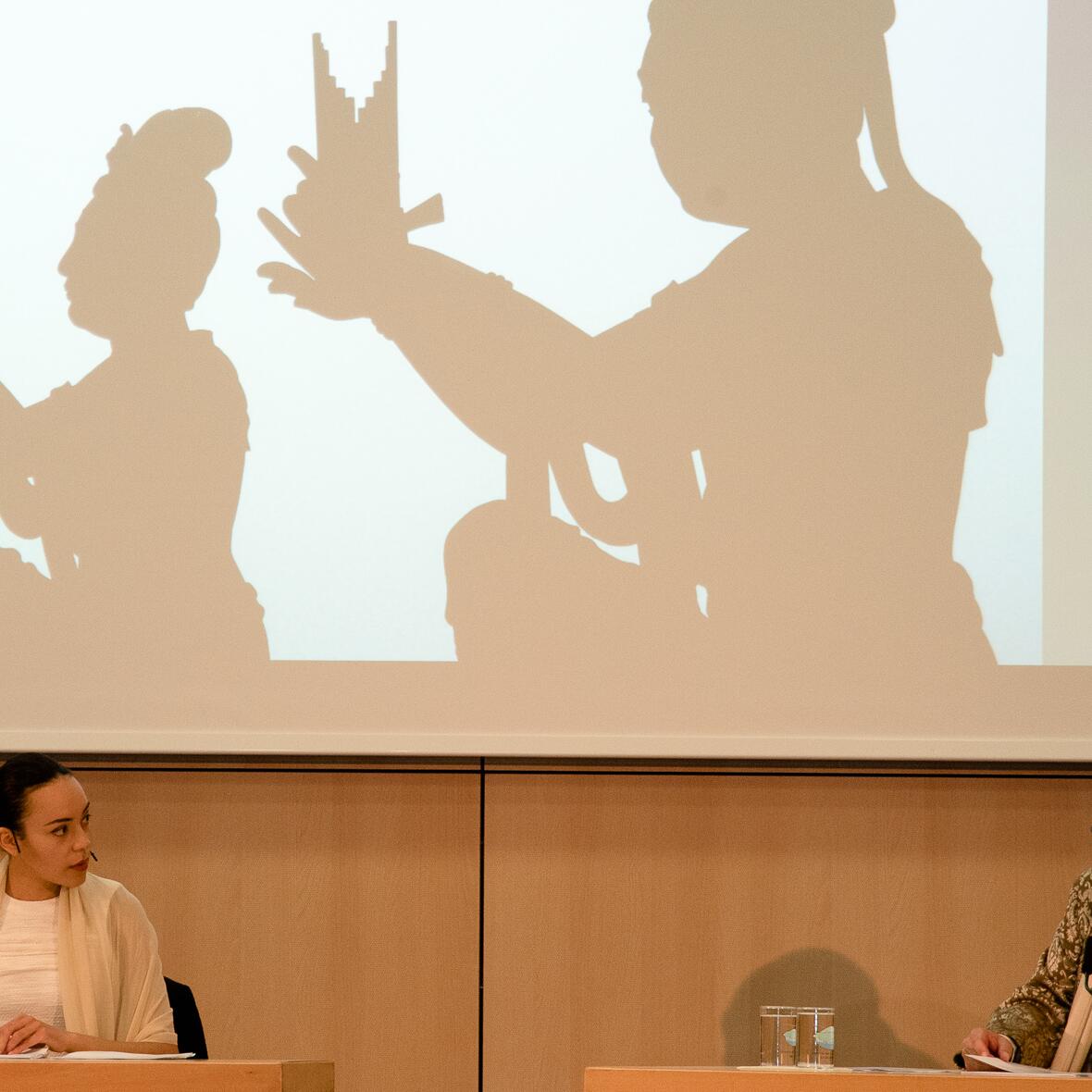 Bei einer Theaterlesung wurden die Gäste des Aschermittwochs der Künstler in die Welt von Bertolt Brechts experimentellem Theater geführt. (Fotos: Barbara Löll / pba)