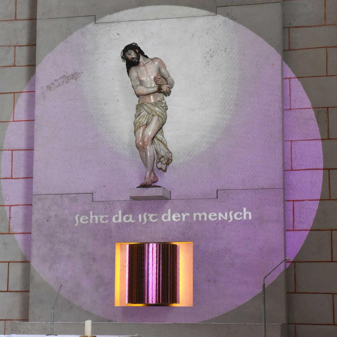 Lichtinstallation zur Ecce-Homo-Figur am Sakramentsaltar im Augsburger Dom. (Foto: Romana Kröling / pba)