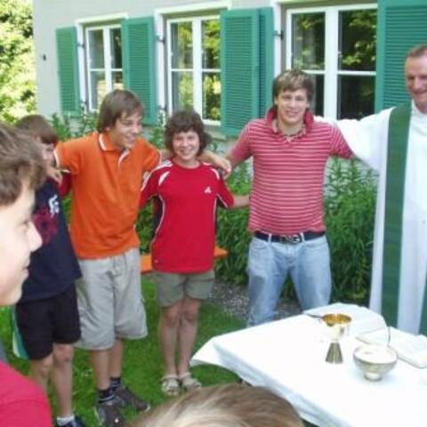 Pfarrer Bernhard Waltner mit Jugendlichen bei einem Gottesdienst im Rahmen eines Kurses des "Offenen Seminars" der Diözese Augsburg.