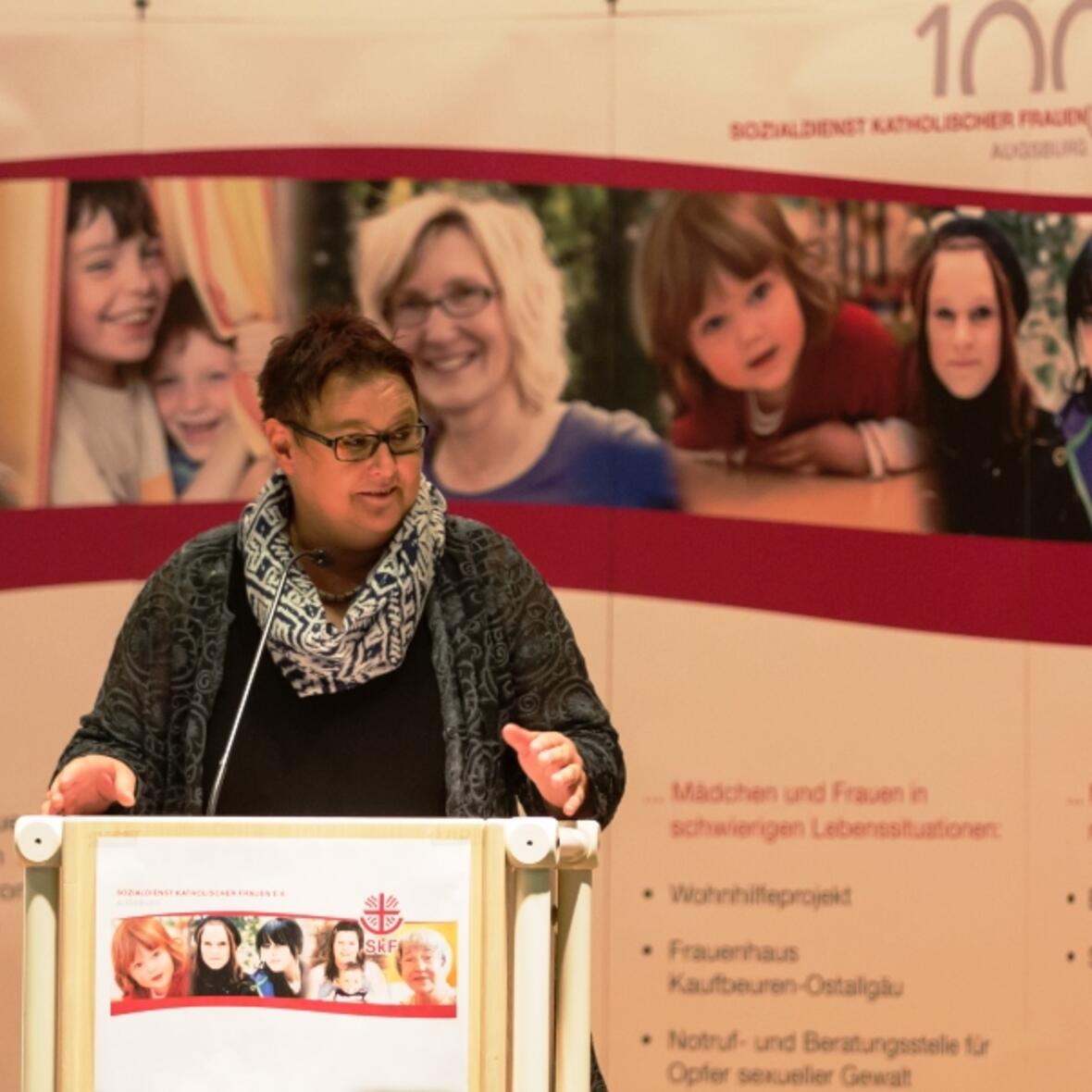 SkF-Geschäftsführerin Martina Kobriger schilderte die aktuellen Entwicklungen des Verbands. (Foto: SkF Augsburg e.V.)