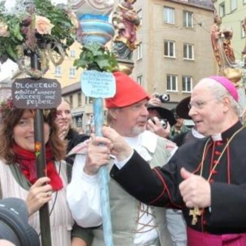 Bischof Dr. Konrad Zdarsa wird von zahlreichen kirchlichen Gruppen unter dem Motto "Volk Gottes unterwegs" zum Fest der Begegnung begleitet.