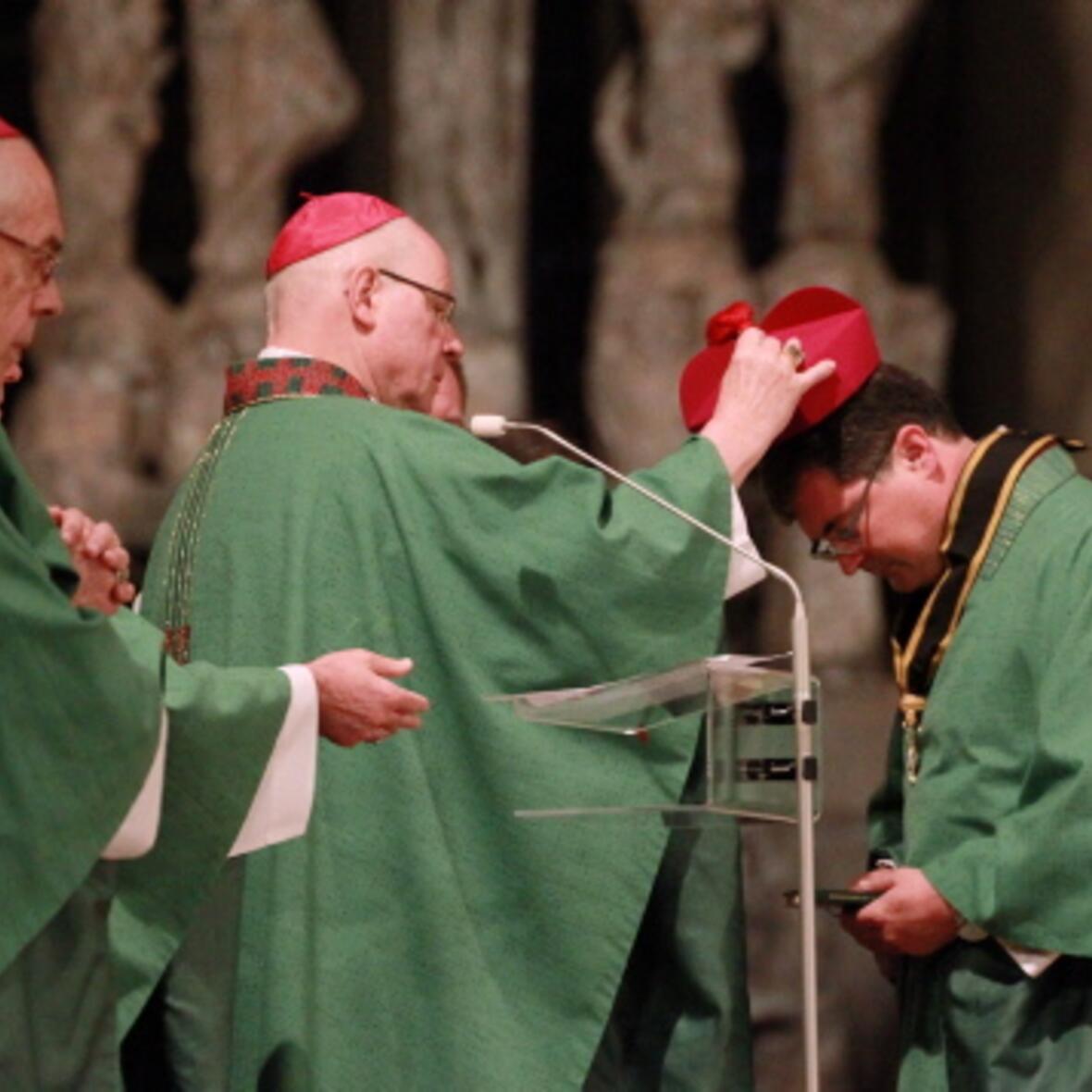 Äußeres Zeichen der Zugehörigkeit zum Domkapitel: Birett und Kapitelkreuz. (Foto: Zoepf/pba)