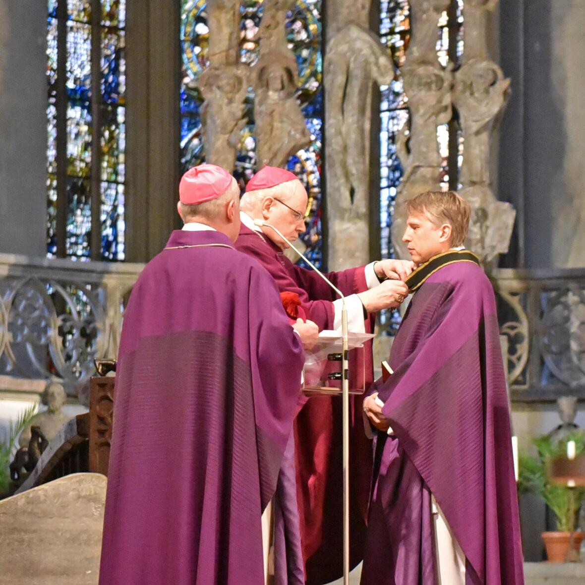Bischof Konrad überreicht dem neuen Domkapitular Dr. Thomas Groll das Kapitelkreuz. (Fotos: Romana Kröling / pba)