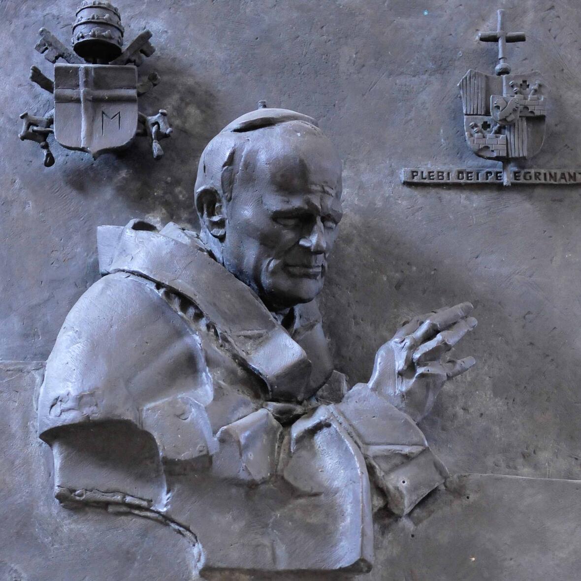 In der Basilika St. Ulrich und Afra in Augsburg erinnert ein Bronzerelief an den Besuch von Johannes Paul II.