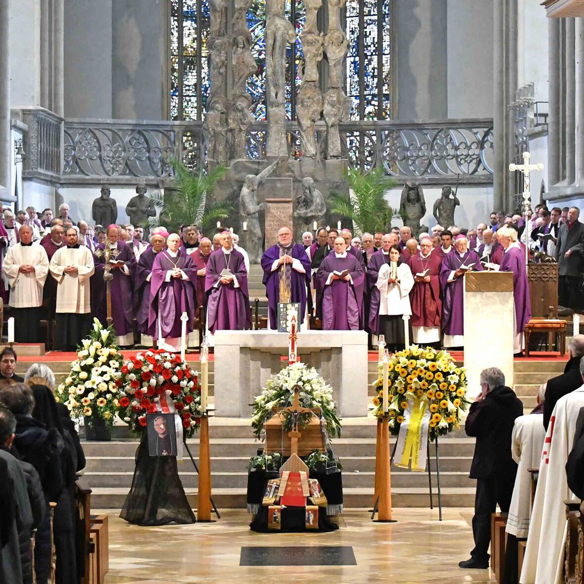 pontifikalrequiem-und-beisetzung-fuer-bischof-em-viktor-josef-dammertz-foto-nicolas-schnall_pba-103690379