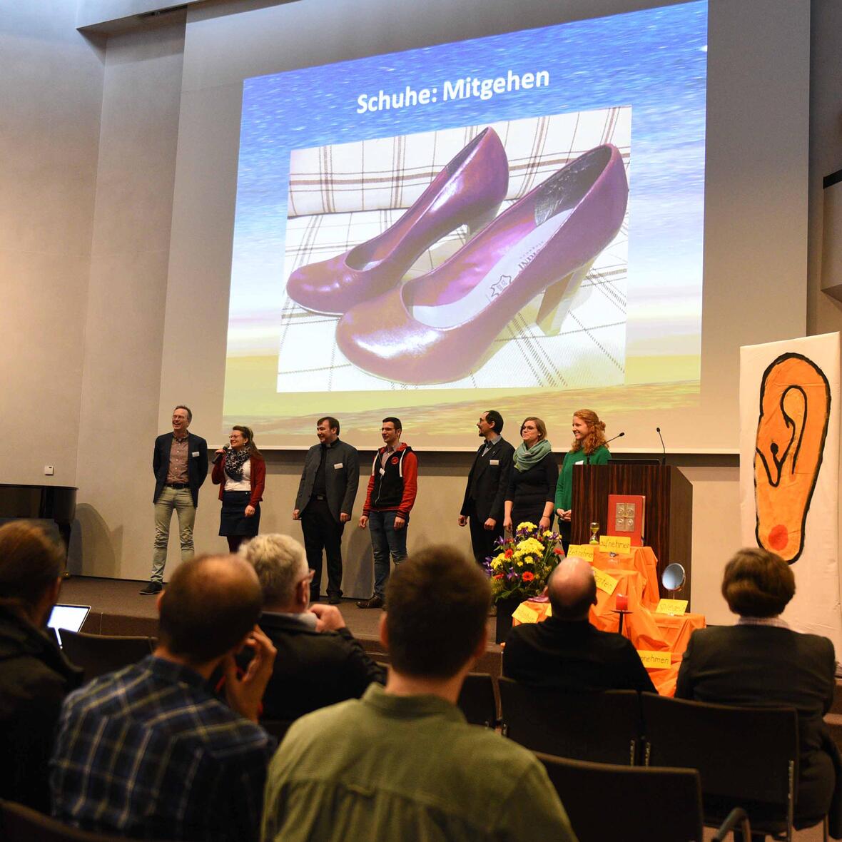 Vielfältige Impulse zur Begleitung junger Menschen: Dies bekommen seit heute über 140 Teilnehmer der Jugendwerkwoche (Fotos: Maria Steber / pba).