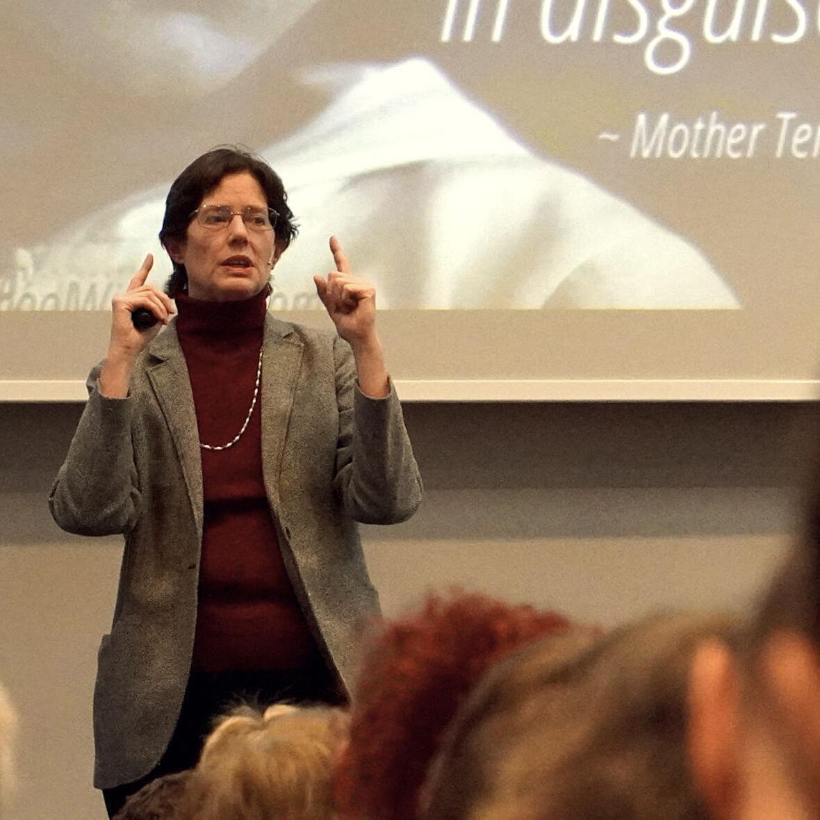 Sherry Weddell bei ihrem Vortrag vor 400 Interessierten. (Foto: Raphael Schadt / CREDO)