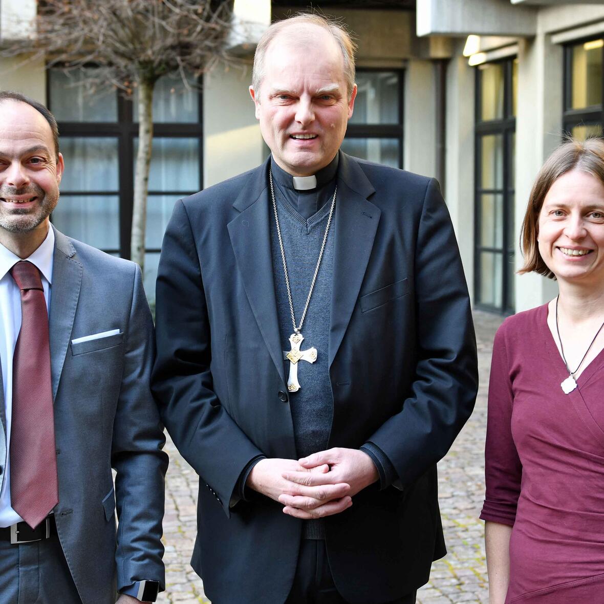 Ab dem kommenden Schuljahr gibt es mit Dr. Kristina Roth und Markus Moder eine Doppelspitze in der diözesanen Abteilung Schule und Religionsunterricht. Auf dem Bild zusammen mit Weihbischof Florian Wörner, Leiter der Hauptabteilung V Schule. (Foto: Nicolas Schnall / pba).
