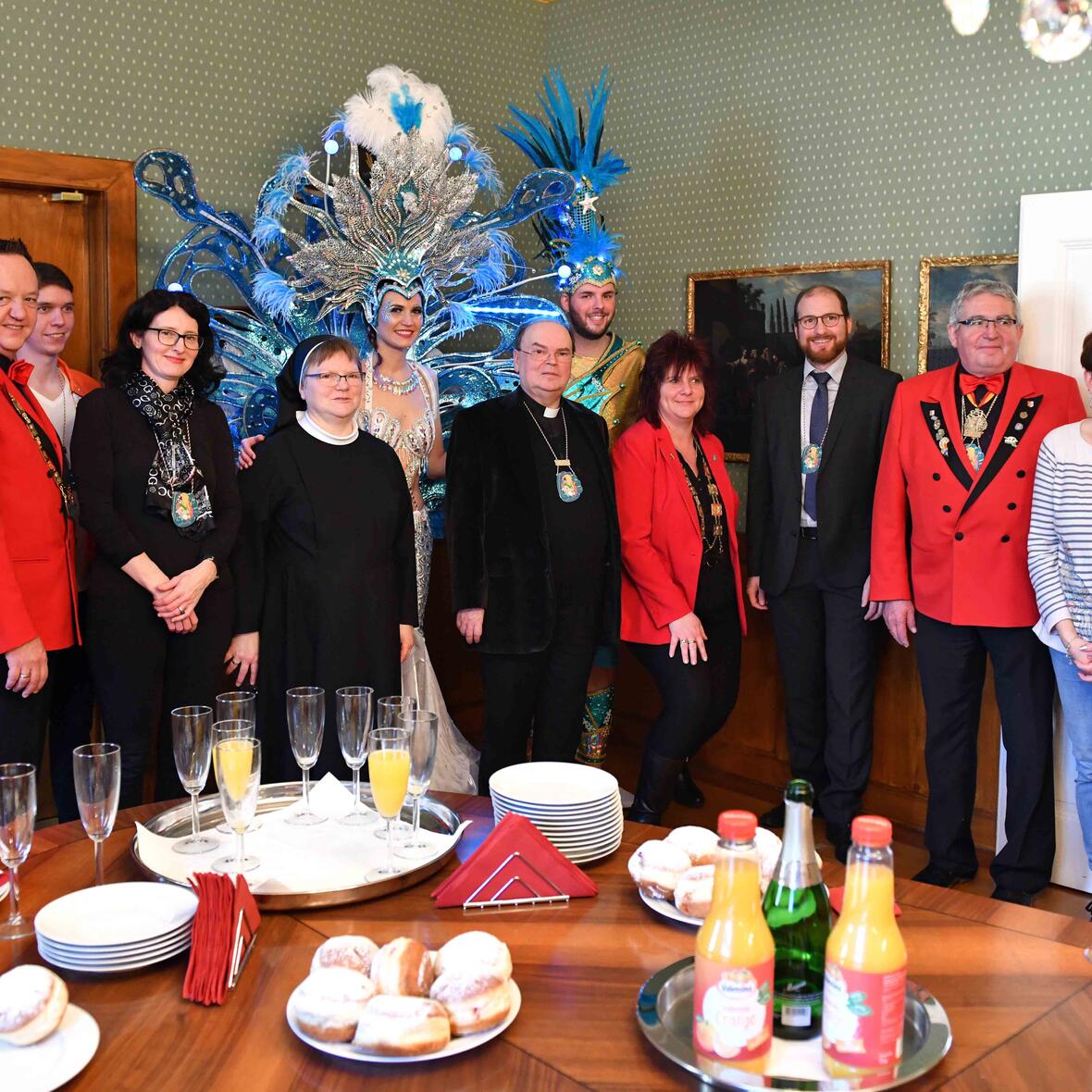 Die Faschingsgesellschaft Hollaria zusammen mit diözesanen Mitarbeiterinnen und Mitarbeitern.