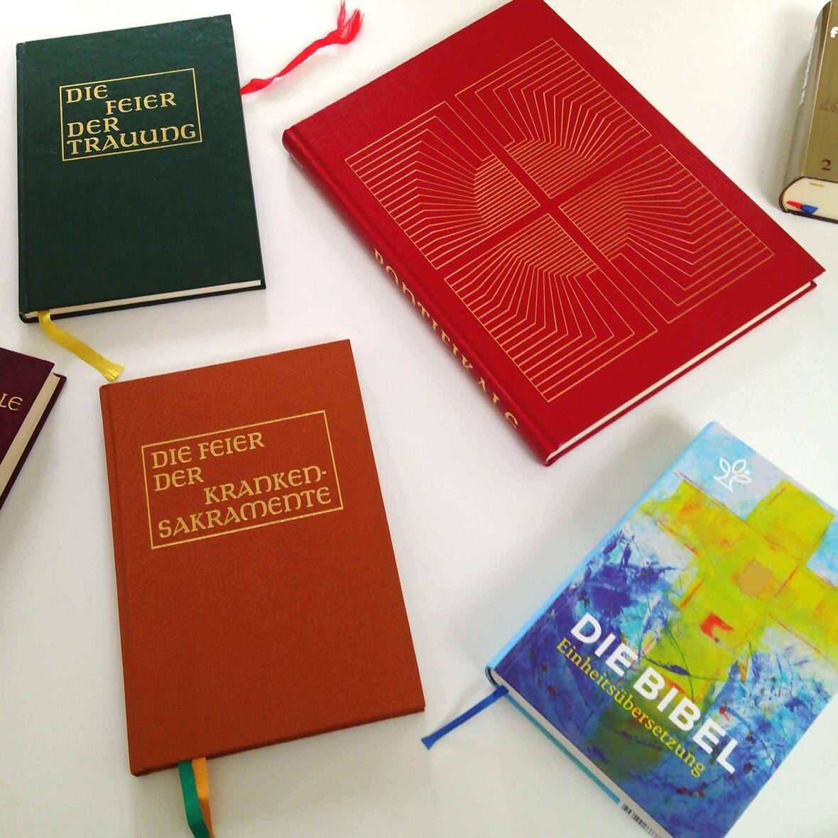 Die liturgischen Bücher spielen beim Kurs und in den Lehrbriefen eine wichtige Rolle. (Foto: Veronika Ruf)