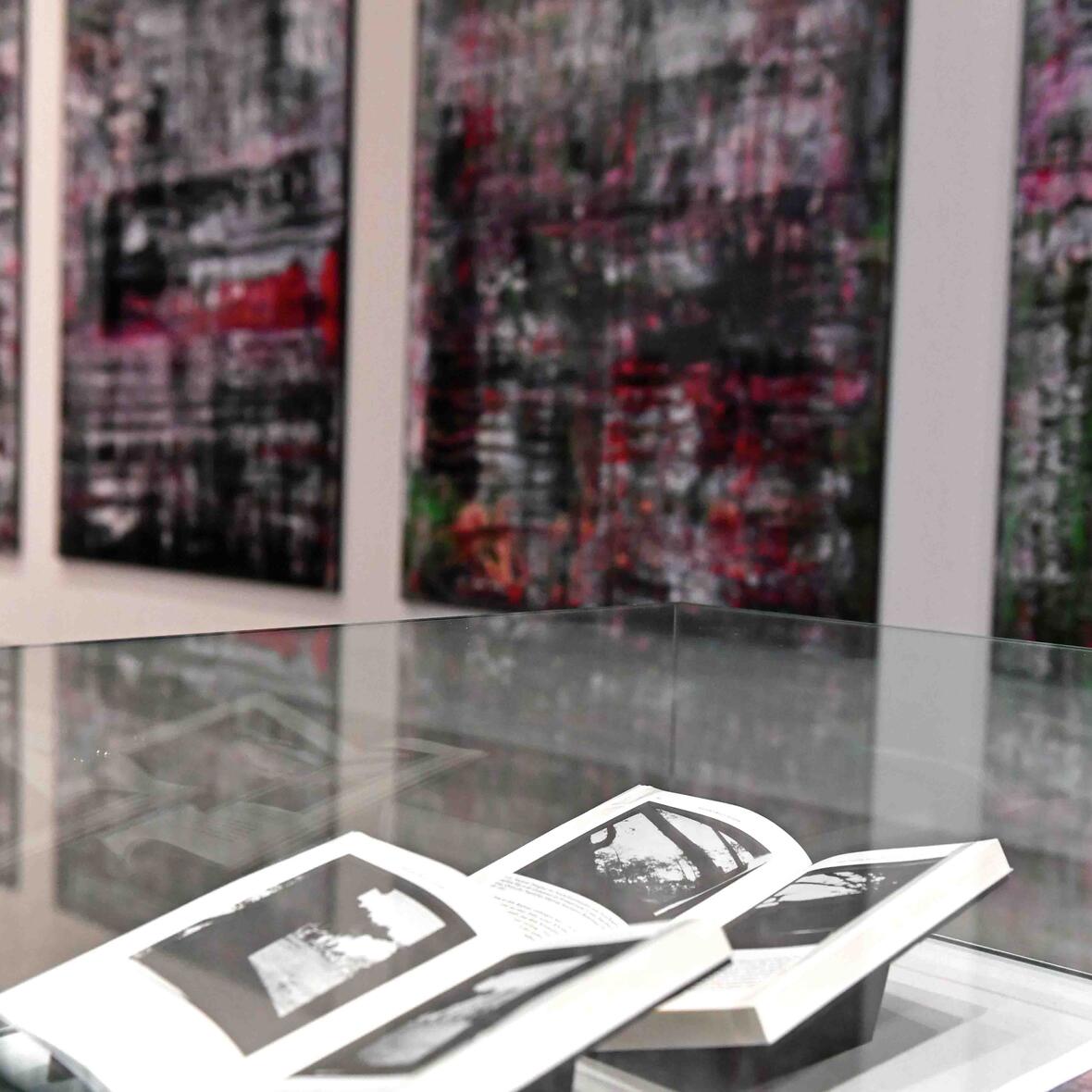 In einer Vitrine sind die vier Bilder über den systematischen Massenmord zu sehen, die den Ausgangspunkt für Gerhard Richters Zyklus Birkenau darstellten. (Fotos: Nicolas Schnall / pba)