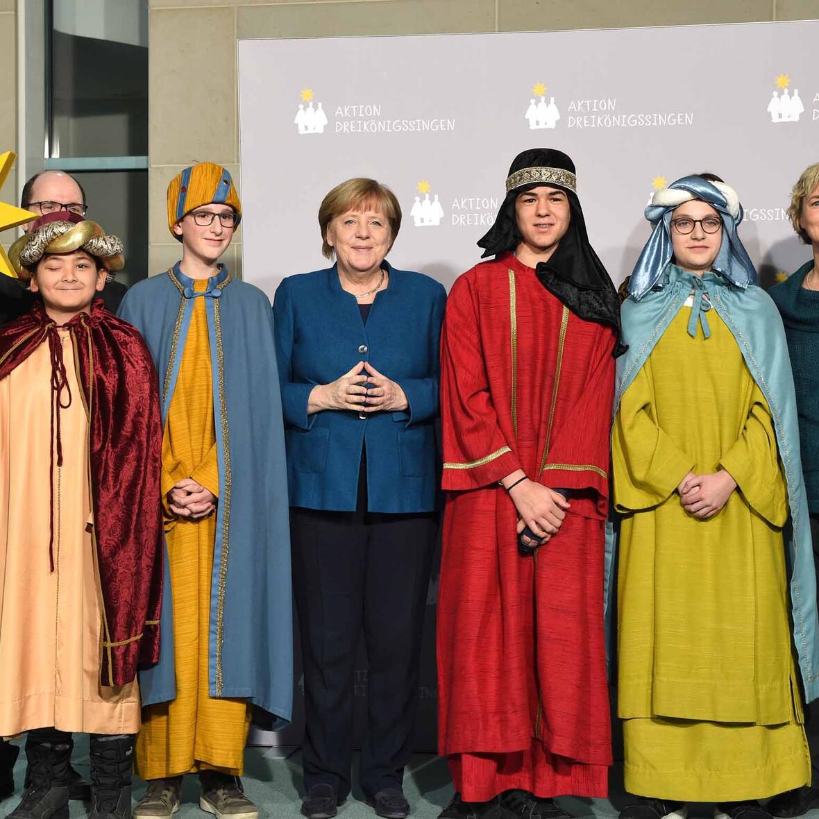 Kinder aus der Pfarrei St. Georg und Michael in Augsburg-Göggingen haben heute zusammen mit ihrer Begleiterin das Bistum Augsburg beim Empfang der Bundeskanzlerin in Berlin vertreten. (Foto: Ralf Adloff / Kindermissionswerk)