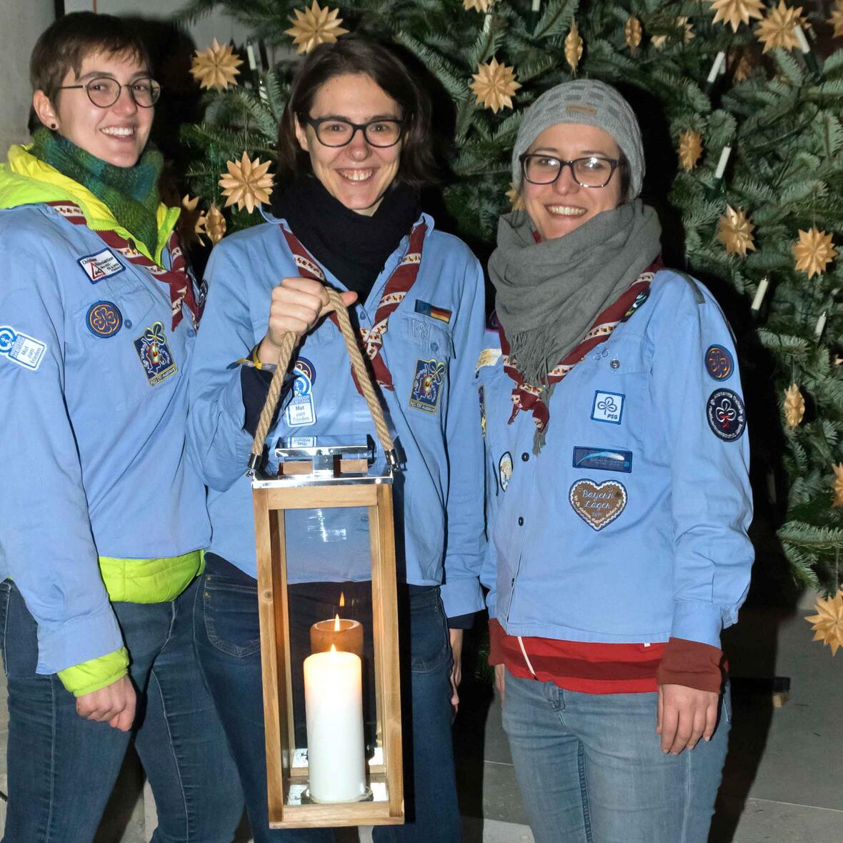 Die Pfadfinderinnen Franziska Hankl, Lisa Gabler und Michaela Kilian holten das Friedenslicht in Wien ab und brachten es mit dem Zug sicher nach Augsburg. (Foto: PSG) 