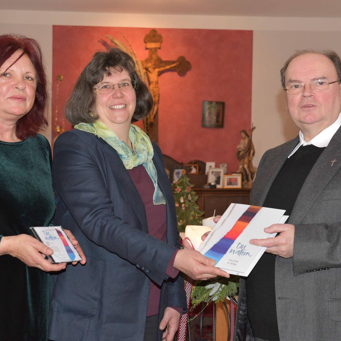 Die neue Werkmappe zu „Exerzitien im Alltag“: Heute wurde sie von Ursula Lobmaier, Referentin für „Exerzitien im Alltag“ (2.v.l.) und Carolin Aumann, Referentin in der Blinden- und Sehbehindertenseelsorge, an den Diözesanadministrator überreicht. (Foto: Maria Steber / pba).