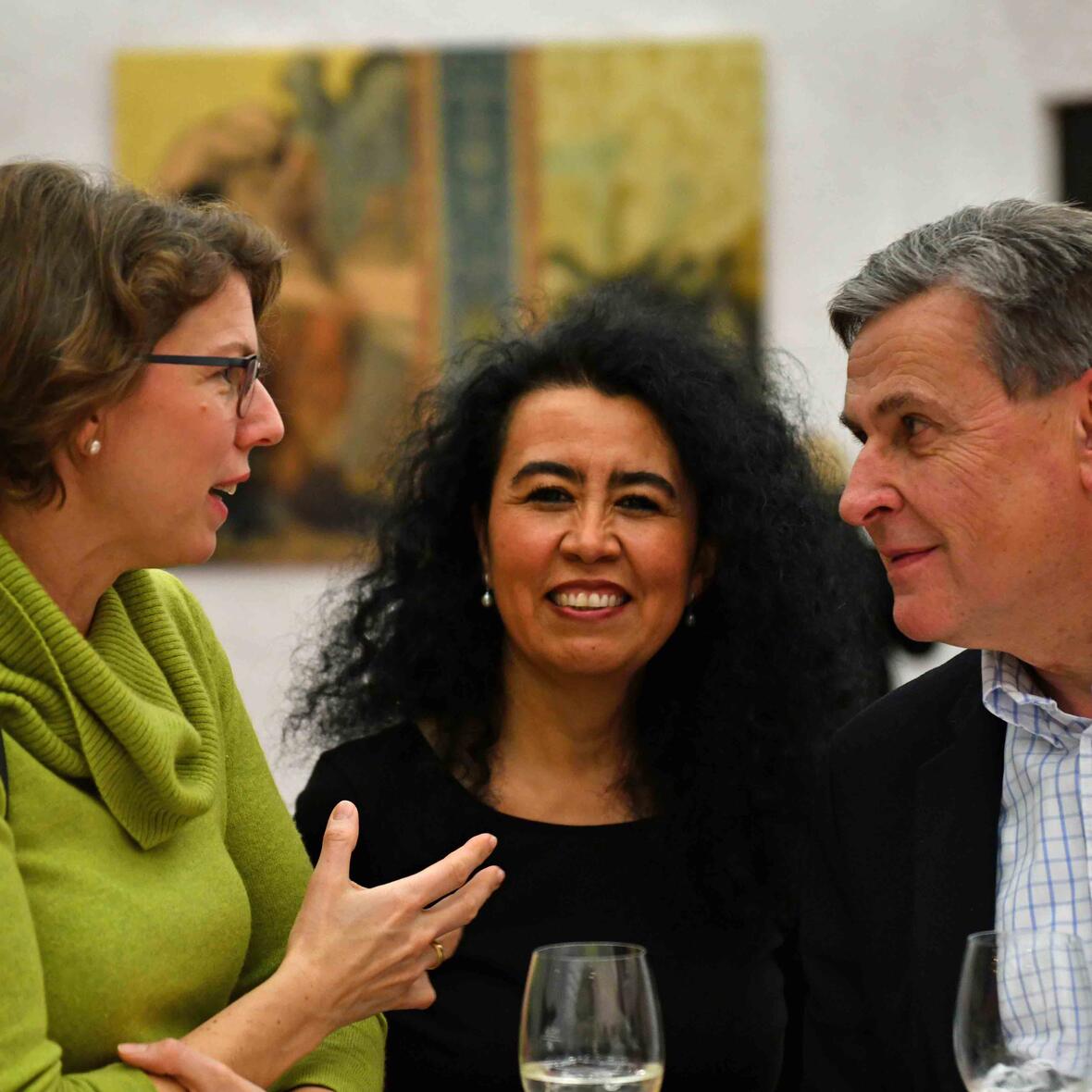 Angeregte Gespräche mit der chilenischen Künstlerin Lilian Moreno Sánchez (Mitte) bei der Vernissage im Haus St. Ulrich. (Foto: Julian Schmidt / pba)