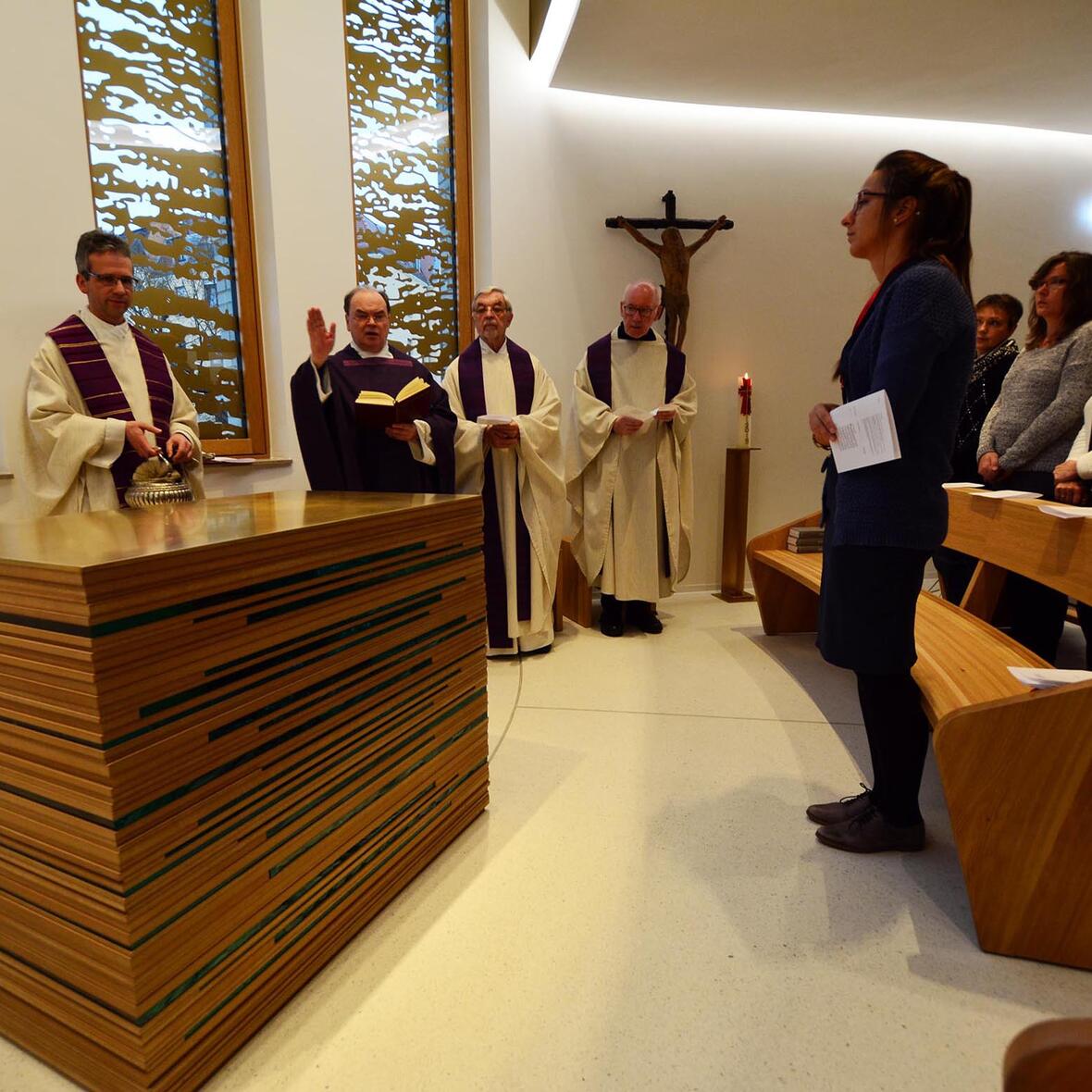 Von links: Domkapitular Armin Zürn, Diözesanadministrator Prälat Dr. Bertram Meier, Prälat Günter Grimme und Prälat Dr. Eugen Kleindienst bei der Segnung des Altars in der Kapelle der neuen KJF Zentrale. Foto: KJF/Ralf Beunink